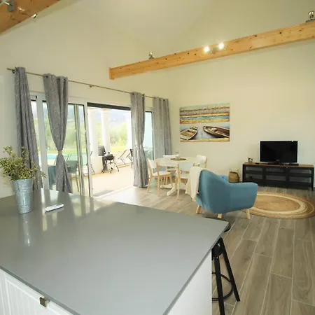 Semi-detached With Pool In Rural Setting ヴィラ エストーイ
