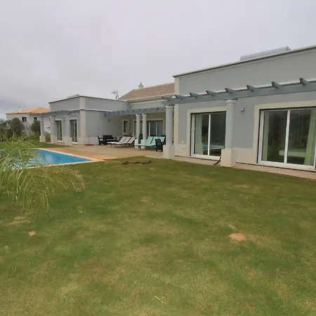 Semi-detached With Pool In Rural Setting ヴィラ *