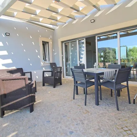 ヴィラ Semi-detached With Pool In Rural Setting *
