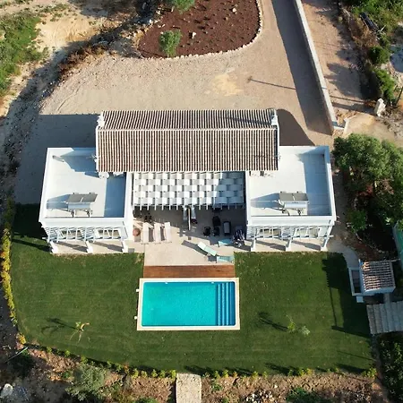 ヴィラ Semi-detached With Pool In Rural Setting *