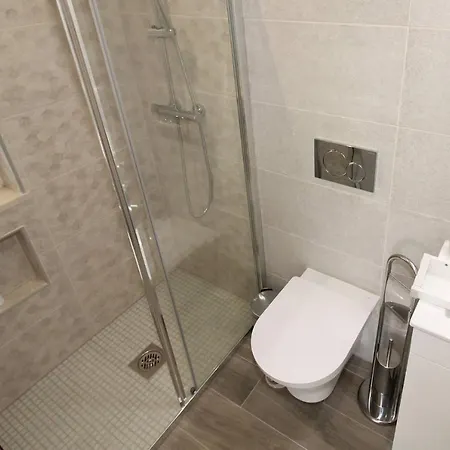 Semi-detached With Pool In Rural Setting * إيستوا